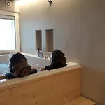 Jacuzzi & Sauna ! Apartment